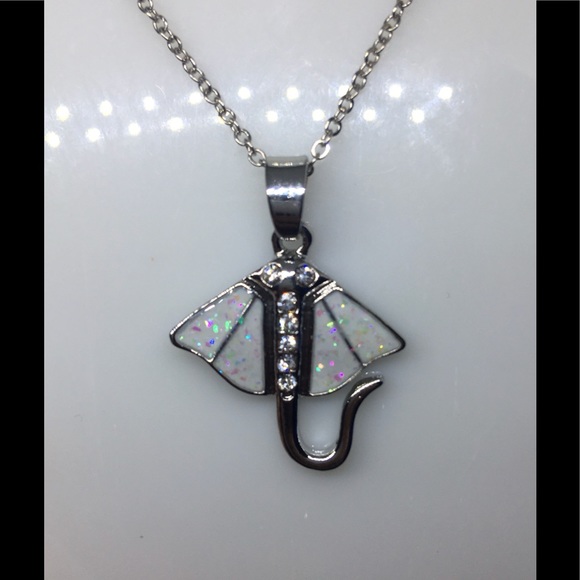 S925 ABALONE SHELL W/Crystals Eyes On A Stingray Pendant W/ A S925 Necklace - Picture 3 of 6